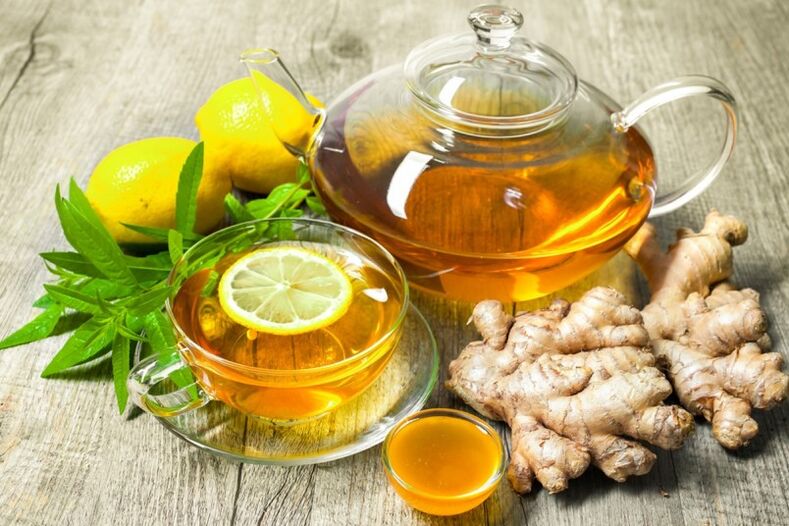 O té con limón e xenxibre axudará a ordenar o metabolismo dun home